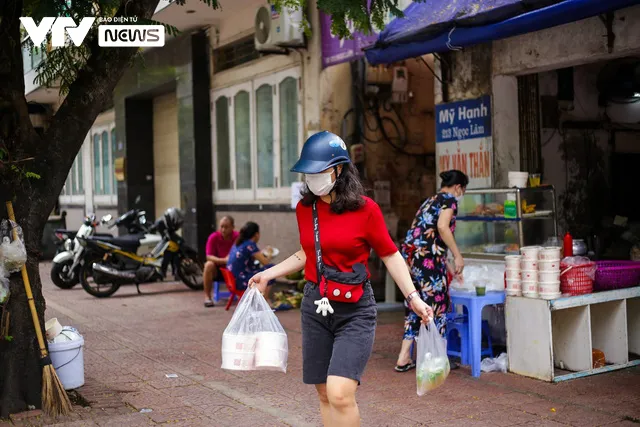 Khách hàng hồ hởi, quán ăn cháy hàng trong ngày đầu mở bán trở lại - Ảnh 12. Khách hàng hồ hởi, quán ăn cháy hàng trong ngày đầu mở bán trở lại - Ảnh 12.