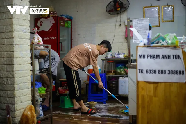 Hàng quán Hà Nội tay năm, tay mười chuẩn bị cho thời khắc mở cửa sau 2 tháng giãn cách - Ảnh 4. Hàng quán Hà Nội tay năm, tay mười chuẩn bị cho thời khắc mở cửa sau 2 tháng giãn cách - Ảnh 4.
