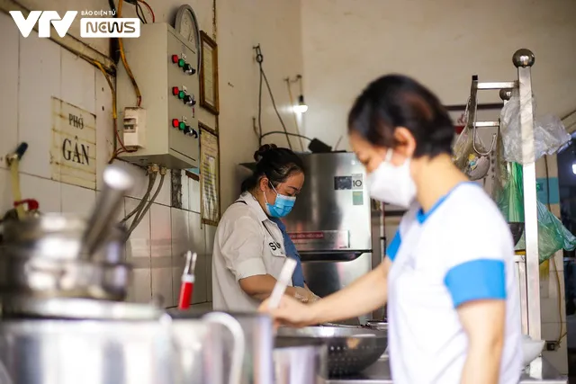 Khách hàng hồ hởi, quán ăn cháy hàng trong ngày đầu mở bán trở lại - Ảnh 4. Khách hàng hồ hởi, quán ăn cháy hàng trong ngày đầu mở bán trở lại - Ảnh 4.