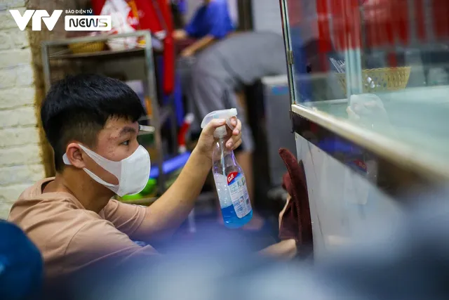 Hàng quán Hà Nội tay năm, tay mười chuẩn bị cho thời khắc mở cửa sau 2 tháng giãn cách - Ảnh 5. Hàng quán Hà Nội tay năm, tay mười chuẩn bị cho thời khắc mở cửa sau 2 tháng giãn cách - Ảnh 5.