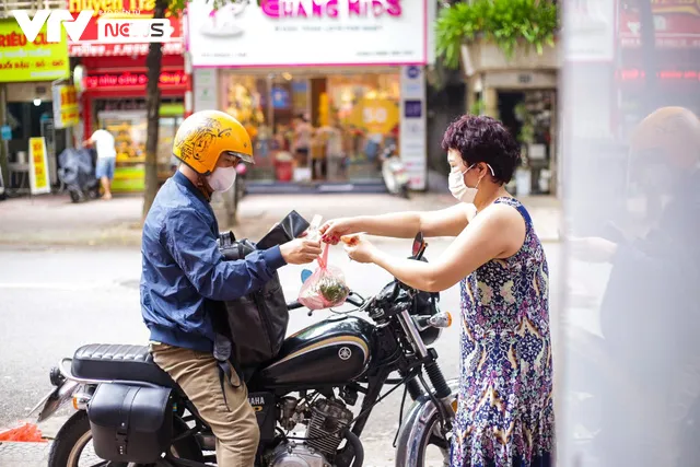 Khách hàng hồ hởi, quán ăn cháy hàng trong ngày đầu mở bán trở lại - Ảnh 5. Khách hàng hồ hởi, quán ăn cháy hàng trong ngày đầu mở bán trở lại - Ảnh 5.