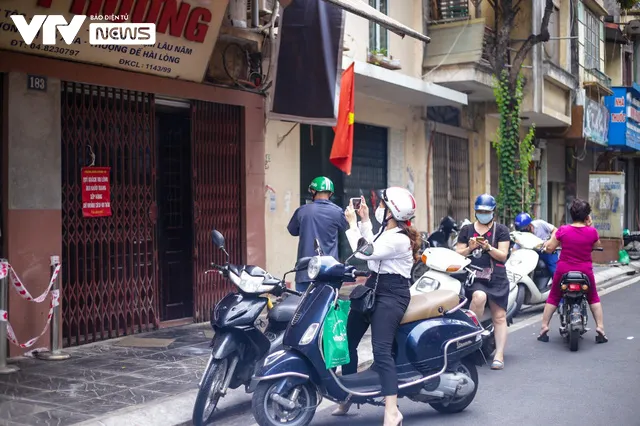 Hà Nội: Tạm đóng cửa tiệm bánh trung thu Bảo Phương vì để khách chen lấn - Ảnh 5. Hà Nội: Tạm đóng cửa tiệm bánh trung thu Bảo Phương vì để khách chen lấn - Ảnh 5.