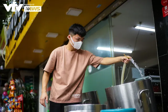 Hàng quán Hà Nội tay năm, tay mười chuẩn bị cho thời khắc mở cửa sau 2 tháng giãn cách - Ảnh 6. Hàng quán Hà Nội tay năm, tay mười chuẩn bị cho thời khắc mở cửa sau 2 tháng giãn cách - Ảnh 6.