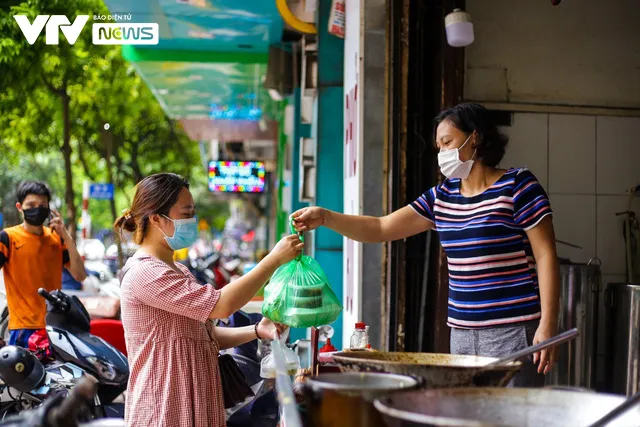 Khách hàng hồ hởi, quán ăn cháy hàng trong ngày đầu mở bán trở lại - Ảnh 7. Khách hàng hồ hởi, quán ăn cháy hàng trong ngày đầu mở bán trở lại - Ảnh 7.