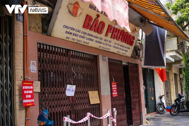 Hà Nội: Tạm đóng cửa tiệm bánh trung thu Bảo Phương vì để khách chen lấn - Ảnh 7. Hà Nội: Tạm đóng cửa tiệm bánh trung thu Bảo Phương vì để khách chen lấn - Ảnh 7.