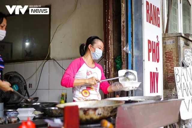Khách hàng hồ hởi, quán ăn cháy hàng trong ngày đầu mở bán trở lại - Ảnh 8. Khách hàng hồ hởi, quán ăn cháy hàng trong ngày đầu mở bán trở lại - Ảnh 8.