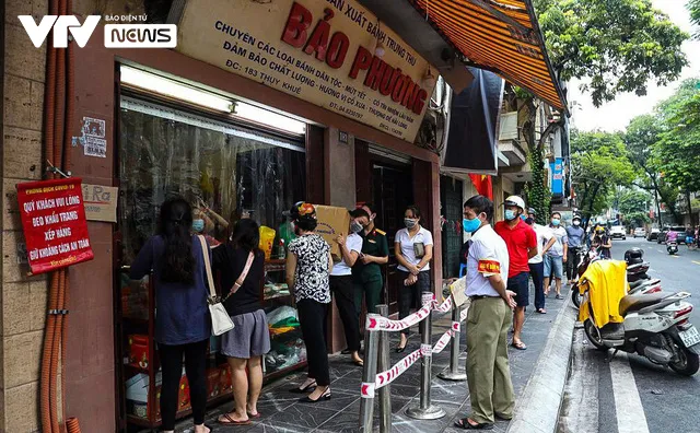 Hà Nội: Tạm đóng cửa tiệm bánh trung thu Bảo Phương vì để khách chen lấn - Ảnh 8. Hà Nội: Tạm đóng cửa tiệm bánh trung thu Bảo Phương vì để khách chen lấn - Ảnh 8.