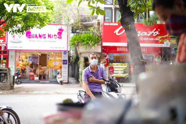 Khách hàng hồ hởi, quán ăn cháy hàng trong ngày đầu mở bán trở lại - Ảnh 9. Khách hàng hồ hởi, quán ăn cháy hàng trong ngày đầu mở bán trở lại - Ảnh 9.