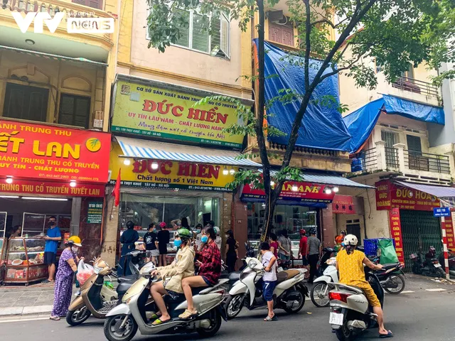Hà Nội: Tạm đóng cửa tiệm bánh trung thu Bảo Phương vì để khách chen lấn - Ảnh 9. Hà Nội: Tạm đóng cửa tiệm bánh trung thu Bảo Phương vì để khách chen lấn - Ảnh 9.