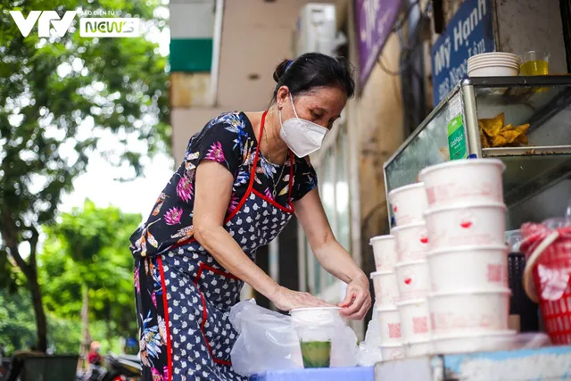 Khách hàng hồ hởi, quán ăn cháy hàng trong ngày đầu mở bán trở lại - Ảnh 10. Khách hàng hồ hởi, quán ăn cháy hàng trong ngày đầu mở bán trở lại - Ảnh 10.