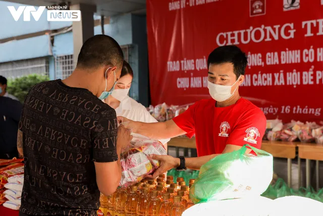 “Triệu túi an sinh” chung tay hỗ trợ người lao động nghèo vượt đại dịch - Ảnh 12. “Triệu túi an sinh” chung tay hỗ trợ người lao động nghèo vượt đại dịch - Ảnh 12.