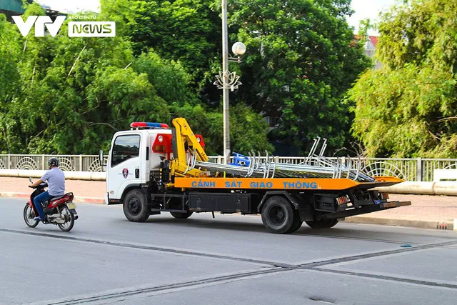 Lực lượng chức năng Hà Nội gỡ bỏ chốt kiểm soát ở 19 quận, huyện thuộc Vùng 1 - Ảnh 2. Lực lượng chức năng Hà Nội gỡ bỏ chốt kiểm soát ở 19 quận, huyện thuộc Vùng 1 - Ảnh 2.