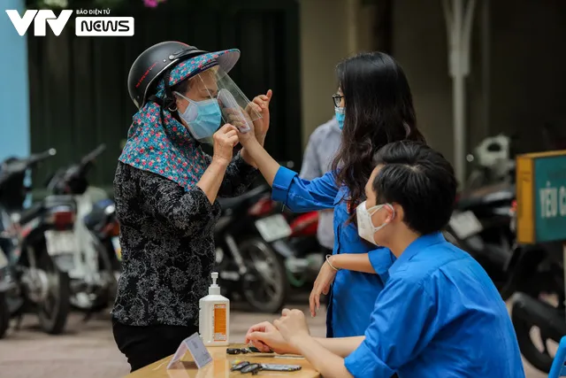 “Triệu túi an sinh” chung tay hỗ trợ người lao động nghèo vượt đại dịch - Ảnh 2. “Triệu túi an sinh” chung tay hỗ trợ người lao động nghèo vượt đại dịch - Ảnh 2.