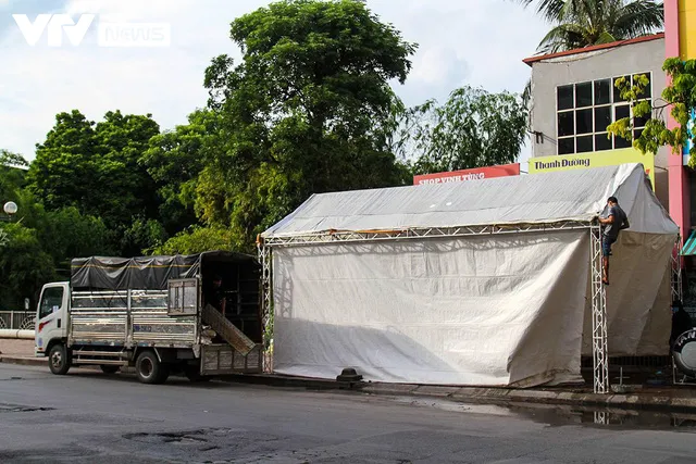 Lực lượng chức năng Hà Nội gỡ bỏ chốt kiểm soát ở 19 quận, huyện thuộc Vùng 1 - Ảnh 4. Lực lượng chức năng Hà Nội gỡ bỏ chốt kiểm soát ở 19 quận, huyện thuộc Vùng 1 - Ảnh 4.