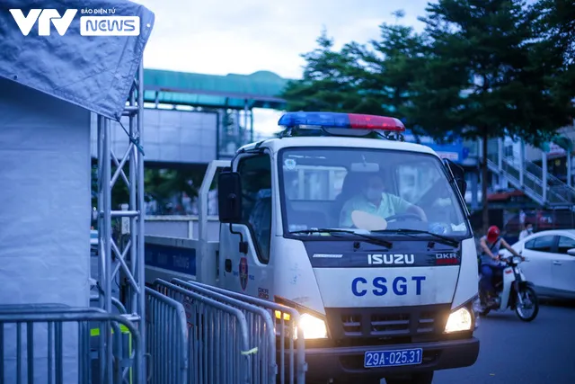 Lực lượng chức năng Hà Nội gỡ bỏ chốt kiểm soát ở 19 quận, huyện thuộc Vùng 1 - Ảnh 7. Lực lượng chức năng Hà Nội gỡ bỏ chốt kiểm soát ở 19 quận, huyện thuộc Vùng 1 - Ảnh 7.