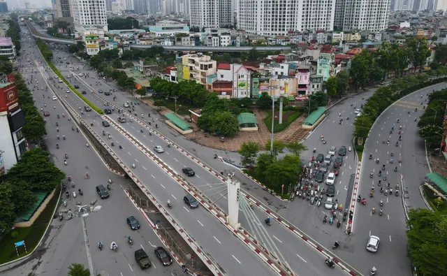 Hà Nội nhộn nhịp trở lại trong ngày đầu dỡ bỏ 39 chốt kiểm soát dịch - Ảnh 1.