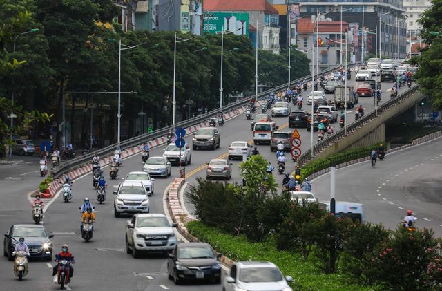 Hà Nội nhộn nhịp trở lại trong ngày đầu dỡ bỏ 39 chốt kiểm soát dịch - Ảnh 4.