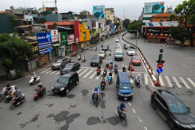 Hà Nội nhộn nhịp trở lại trong ngày đầu dỡ bỏ 39 chốt kiểm soát dịch - Ảnh 2.