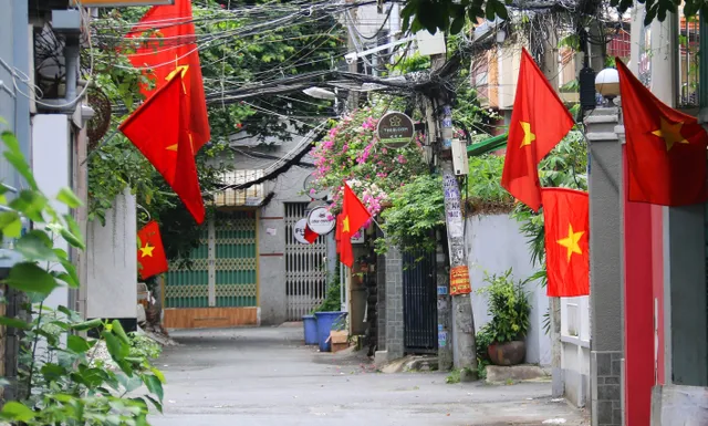 Thành phố Hồ Chí Minh kỷ niệm Quốc khánh 2/9 trong tĩnh lặng - Ảnh 1.