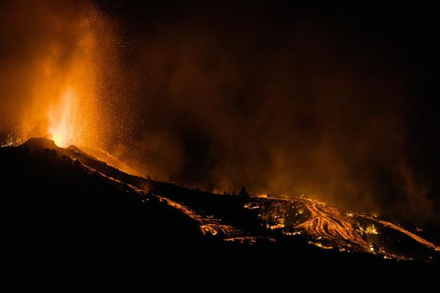 Núi lửa phun trào ở quần đảo Canaria (Tây Ban Nha), hàng nghìn người phải sơ tán - Ảnh 1.