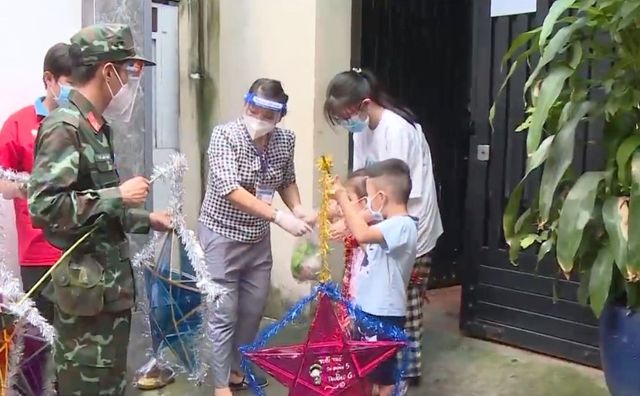 Bộ đội làm lồng đèn trao trẻ em nghèo ở TP Hồ Chí Minh dịp Trung thu - Ảnh 2.