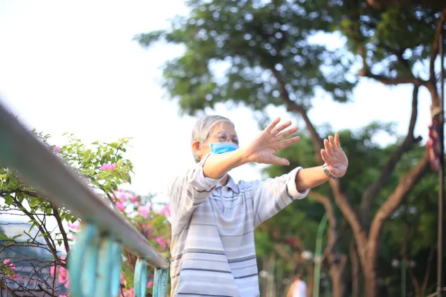 Người Hà Nội lại... hồ hởi đi tập thể dục buổi sáng - Ảnh 1. Người Hà Nội lại... hồ hởi đi tập thể dục buổi sáng - Ảnh 1.