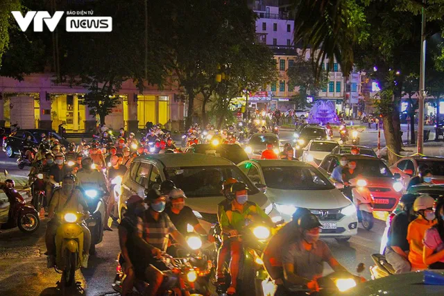 Ngày đầu nới giãn cách, biển người đổ về hồ Hoàn Kiếm trong đêm Trung thu - Ảnh 1. Ngày đầu nới giãn cách, biển người đổ về hồ Hoàn Kiếm trong đêm Trung thu - Ảnh 1.