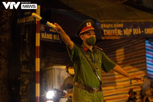 Phố Hàng Mã chặn chốt hai đầu, thủ phủ đồ chơi Trung thu ở Hà Nội vắng lặng - Ảnh 10. Phố Hàng Mã chặn chốt hai đầu, thủ phủ đồ chơi Trung thu ở Hà Nội vắng lặng - Ảnh 10.