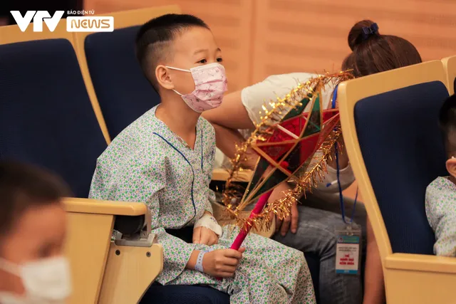 “Tết Trung thu - Tết của sẻ chia” mang yêu thương trao gửi bệnh nhi - Ảnh 12. “Tết Trung thu - Tết của sẻ chia” mang yêu thương trao gửi bệnh nhi - Ảnh 12.