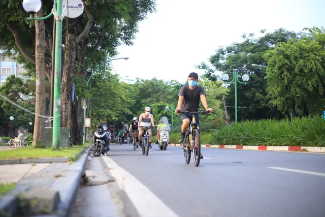 Người Hà Nội lại... hồ hởi đi tập thể dục buổi sáng - Ảnh 2. Người Hà Nội lại... hồ hởi đi tập thể dục buổi sáng - Ảnh 2.