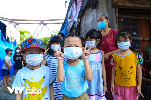 Mang Trung thu đến xóm cửu vạn Long Biên - Ảnh 3. Mang Trung thu đến xóm cửu vạn Long Biên - Ảnh 3.