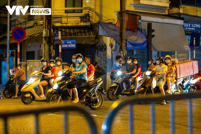 Phố Hàng Mã chặn chốt hai đầu, thủ phủ đồ chơi Trung thu ở Hà Nội vắng lặng - Ảnh 2. Phố Hàng Mã chặn chốt hai đầu, thủ phủ đồ chơi Trung thu ở Hà Nội vắng lặng - Ảnh 2.