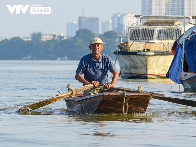 Tết Trung thu ấm áp của trẻ em nghèo nơi gầm cầu Nhật Tân - Ảnh 2. Tết Trung thu ấm áp của trẻ em nghèo nơi gầm cầu Nhật Tân - Ảnh 2.