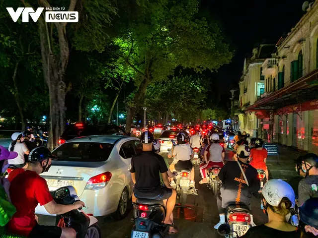 Ngày đầu nới giãn cách, biển người đổ về hồ Hoàn Kiếm trong đêm Trung thu - Ảnh 3. Ngày đầu nới giãn cách, biển người đổ về hồ Hoàn Kiếm trong đêm Trung thu - Ảnh 3.