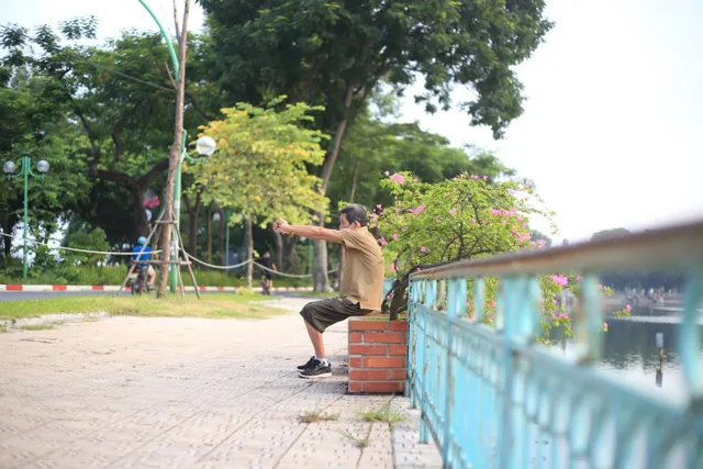 Người Hà Nội lại... hồ hởi đi tập thể dục buổi sáng - Ảnh 3. Người Hà Nội lại... hồ hởi đi tập thể dục buổi sáng - Ảnh 3.