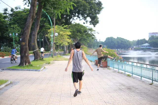 Người Hà Nội lại... hồ hởi đi tập thể dục buổi sáng - Ảnh 4. Người Hà Nội lại... hồ hởi đi tập thể dục buổi sáng - Ảnh 4.