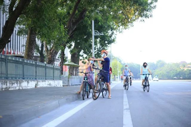 Người Hà Nội lại... hồ hởi đi tập thể dục buổi sáng - Ảnh 5. Người Hà Nội lại... hồ hởi đi tập thể dục buổi sáng - Ảnh 5.