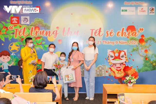 “Tết Trung thu - Tết của sẻ chia” mang yêu thương trao gửi bệnh nhi - Ảnh 6. “Tết Trung thu - Tết của sẻ chia” mang yêu thương trao gửi bệnh nhi - Ảnh 6.