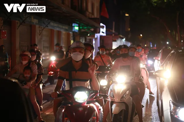 Ngày đầu nới giãn cách, biển người đổ về hồ Hoàn Kiếm trong đêm Trung thu - Ảnh 6. Ngày đầu nới giãn cách, biển người đổ về hồ Hoàn Kiếm trong đêm Trung thu - Ảnh 6.