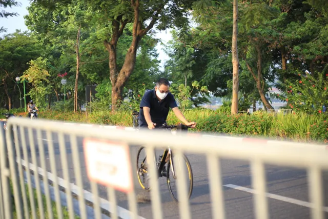 Người Hà Nội lại... hồ hởi đi tập thể dục buổi sáng - Ảnh 6. Người Hà Nội lại... hồ hởi đi tập thể dục buổi sáng - Ảnh 6.