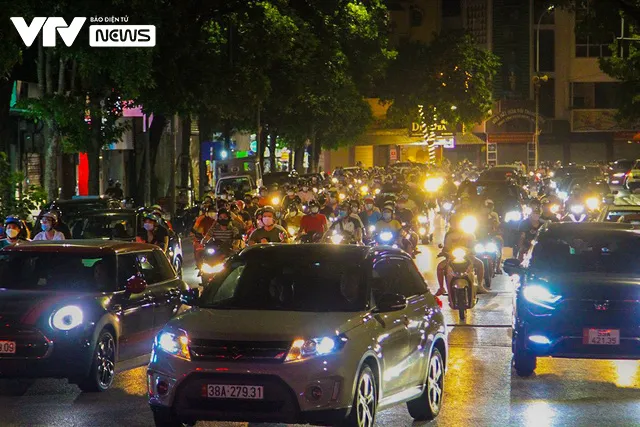 Ngày đầu nới giãn cách, biển người đổ về hồ Hoàn Kiếm trong đêm Trung thu - Ảnh 7. Ngày đầu nới giãn cách, biển người đổ về hồ Hoàn Kiếm trong đêm Trung thu - Ảnh 7.
