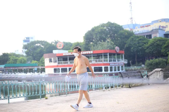 Người Hà Nội lại... hồ hởi đi tập thể dục buổi sáng - Ảnh 7. Người Hà Nội lại... hồ hởi đi tập thể dục buổi sáng - Ảnh 7.