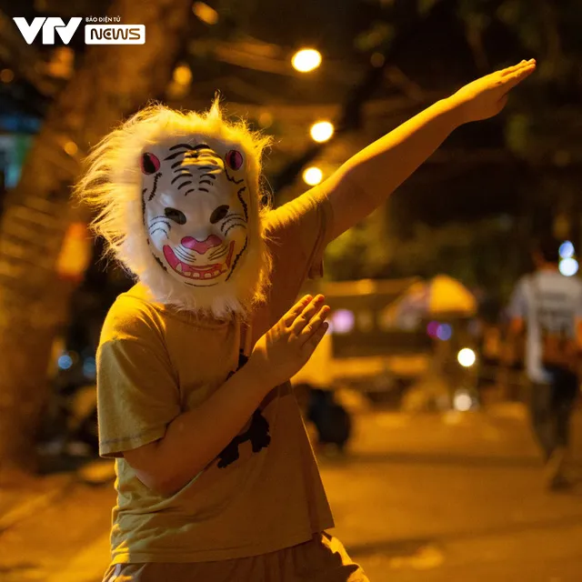 Phố Hàng Mã chặn chốt hai đầu, thủ phủ đồ chơi Trung thu ở Hà Nội vắng lặng - Ảnh 7. Phố Hàng Mã chặn chốt hai đầu, thủ phủ đồ chơi Trung thu ở Hà Nội vắng lặng - Ảnh 7.