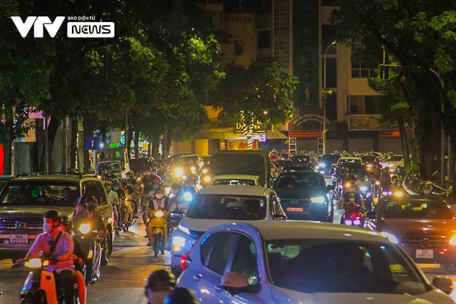 Ngày đầu nới giãn cách, biển người đổ về hồ Hoàn Kiếm trong đêm Trung thu - Ảnh 8. Ngày đầu nới giãn cách, biển người đổ về hồ Hoàn Kiếm trong đêm Trung thu - Ảnh 8.