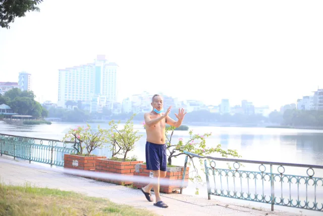 Người Hà Nội lại... hồ hởi đi tập thể dục buổi sáng - Ảnh 8. Người Hà Nội lại... hồ hởi đi tập thể dục buổi sáng - Ảnh 8.