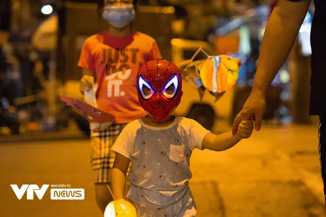 Phố Hàng Mã chặn chốt hai đầu, thủ phủ đồ chơi Trung thu ở Hà Nội vắng lặng - Ảnh 8. Phố Hàng Mã chặn chốt hai đầu, thủ phủ đồ chơi Trung thu ở Hà Nội vắng lặng - Ảnh 8.