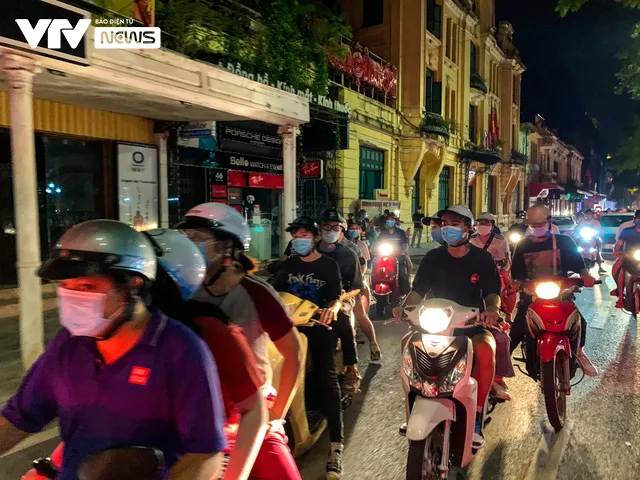 Ngày đầu nới giãn cách, biển người đổ về hồ Hoàn Kiếm trong đêm Trung thu - Ảnh 9. Ngày đầu nới giãn cách, biển người đổ về hồ Hoàn Kiếm trong đêm Trung thu - Ảnh 9.