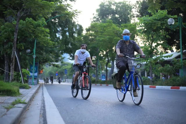 Người Hà Nội lại... hồ hởi đi tập thể dục buổi sáng - Ảnh 9. Người Hà Nội lại... hồ hởi đi tập thể dục buổi sáng - Ảnh 9.
