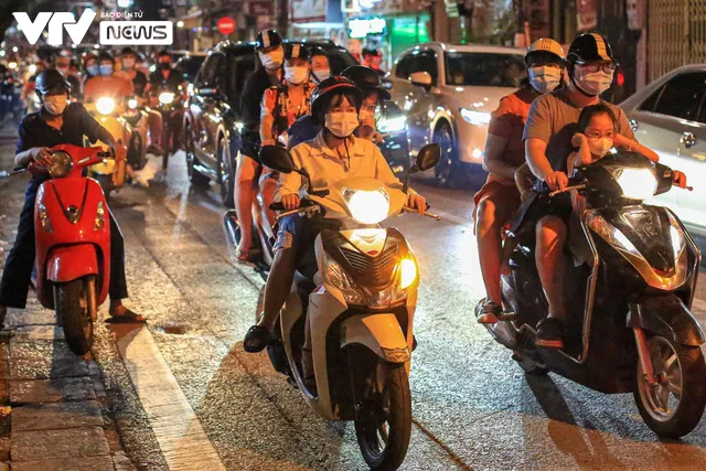 Phố Hàng Mã chặn chốt hai đầu, thủ phủ đồ chơi Trung thu ở Hà Nội vắng lặng - Ảnh 9. Phố Hàng Mã chặn chốt hai đầu, thủ phủ đồ chơi Trung thu ở Hà Nội vắng lặng - Ảnh 9.