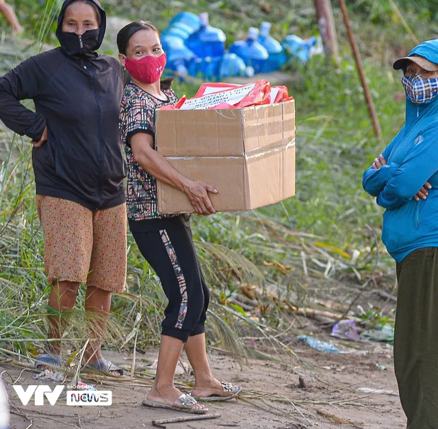 Tết Trung thu ấm áp của trẻ em nghèo nơi gầm cầu Nhật Tân - Ảnh 9. Tết Trung thu ấm áp của trẻ em nghèo nơi gầm cầu Nhật Tân - Ảnh 9.